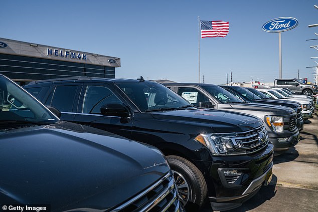 Ford ha stimato che circa il 10% dei 3.000 concessionari dell'azienda negli Stati Uniti cercava costantemente veicoli al di sopra del prezzo consigliato nel 2021.