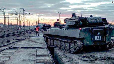 In questa immagine tratta da un video fornito martedì dal ministero della Difesa russo, i veicoli corazzati russi vengono caricati sulle piattaforme ferroviarie dopo la fine delle esercitazioni militari. 