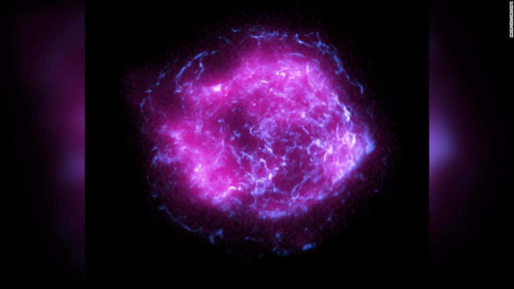 Nubi luminose circondano una stella che esplode nella splendida prima immagine di una missione della NASA