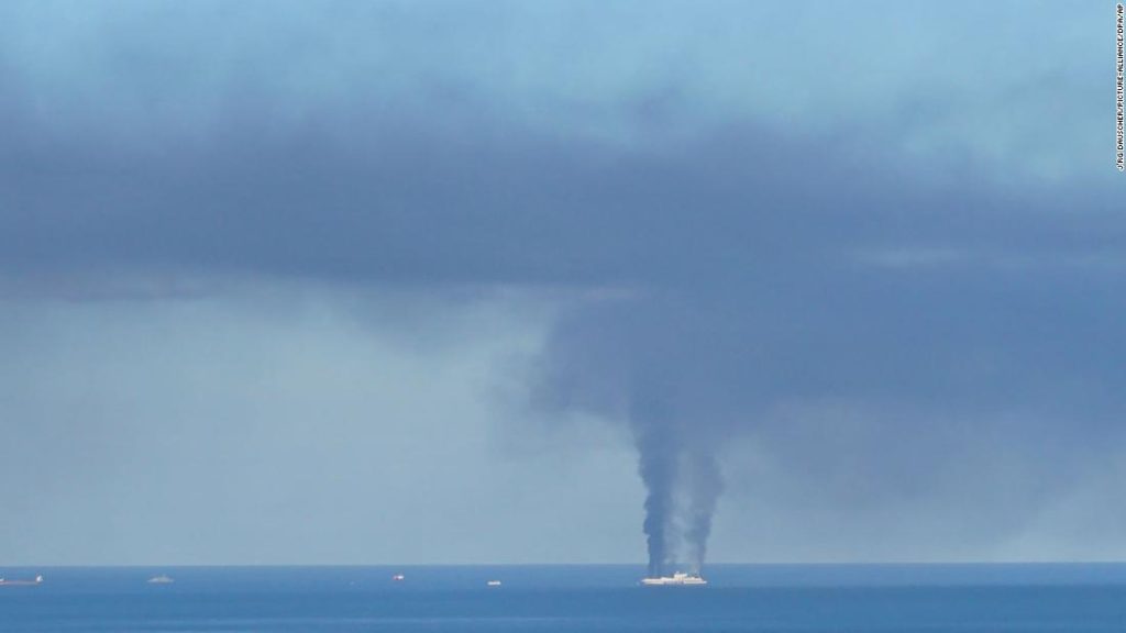 Incendio del traghetto greco: passeggeri evacuati mentre la nave prende fuoco