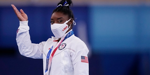 L'americano Simone Biles reagisce dopo aver vinto la medaglia di bronzo sulla trave di equilibrio durante la finale d'organo di ginnastica artistica femminile alle Olimpiadi estive del 2020 il 3 agosto 2021 a Tokyo, in Giappone.