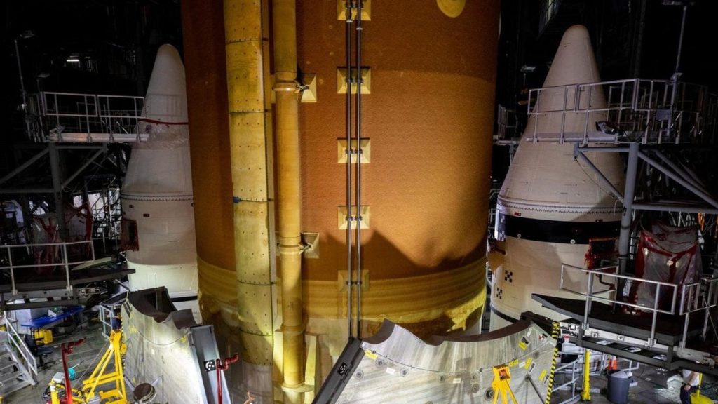 Il Megarocket della NASA è vicino al suo primo lancio dopo il successo dei test sui motori
