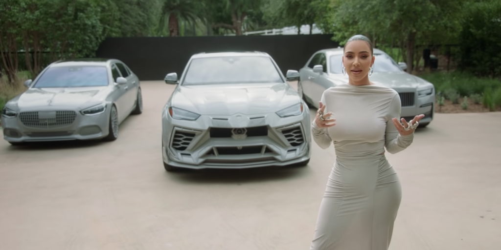 Kim Kardashian ha speso $ 100.000 per dipingere le sue auto per abbinarle alla sua casa