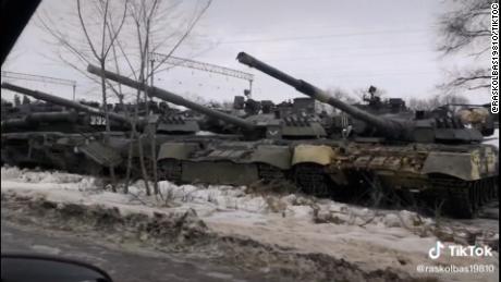 I video mostrano unità e missili russi che avanzano verso il confine ucraino