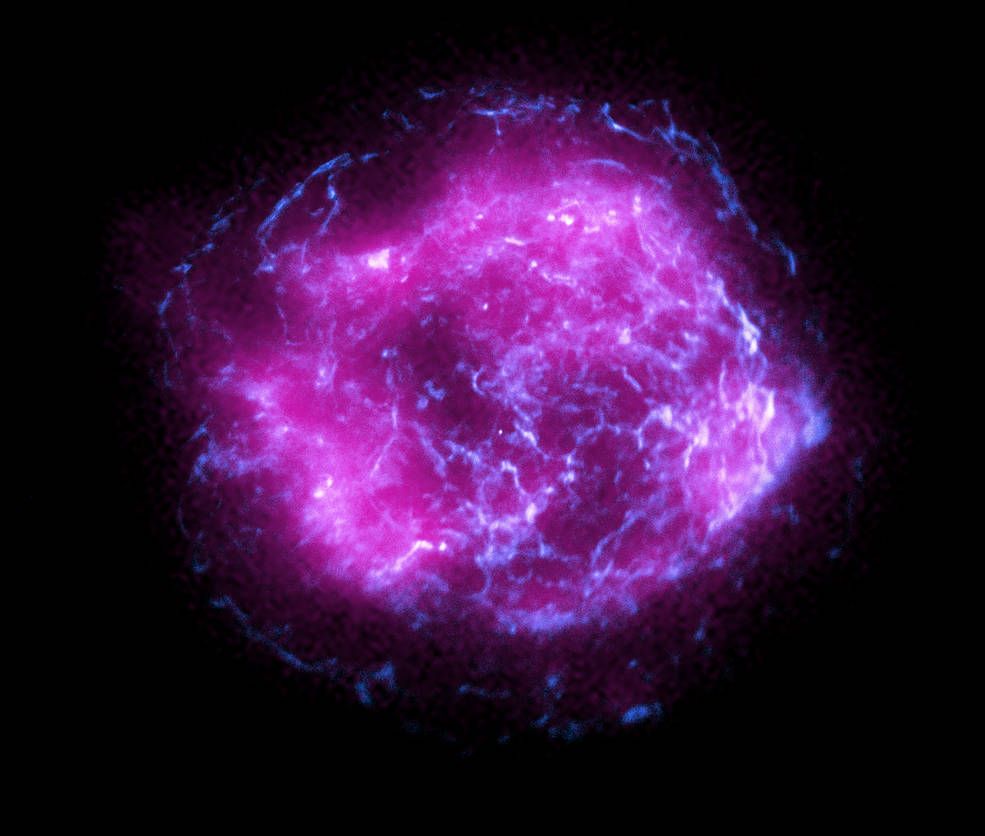 La prima immagine del nuovo telescopio a raggi X IXPE della NASA sembra una palla di fulmini viola