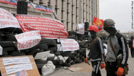 I ribelli sostenuti dalla Russia hanno sequestrato un edificio governativo a Donetsk, in Ucraina, l'11 aprile 2014.