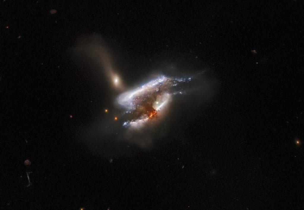 Tre galassie si fanno a pezzi in questa nuova straordinaria immagine del telescopio Hubble