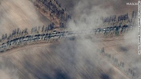 Nuove immagini satellitari mostrano un convoglio militare russo lungo più di tre miglia su una strada diretta verso la capitale. 