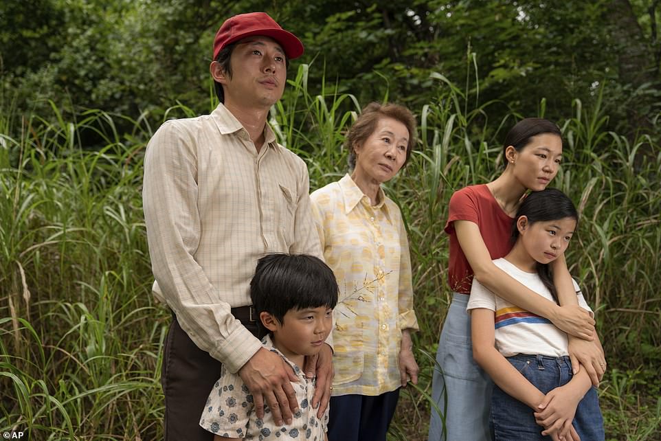 American Breakup: Young recita in Minari nei panni della madre di un immigrato coreano che sogna di avviare una propria fattoria dopo essere stato costretto a lavorare in una fattoria a basso reddito dopo essersi trasferito negli Stati Uniti