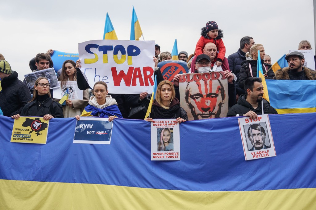 I manifestanti alzano striscioni e bandiere dell'Ucraina durante una manifestazione contro l'aggressione russa a Istanbul.