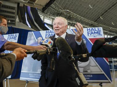 Il proprietario dei Dallas Cowboys Jerry Jones parla con i media dopo la Cotton Bowl Hall of Fame...