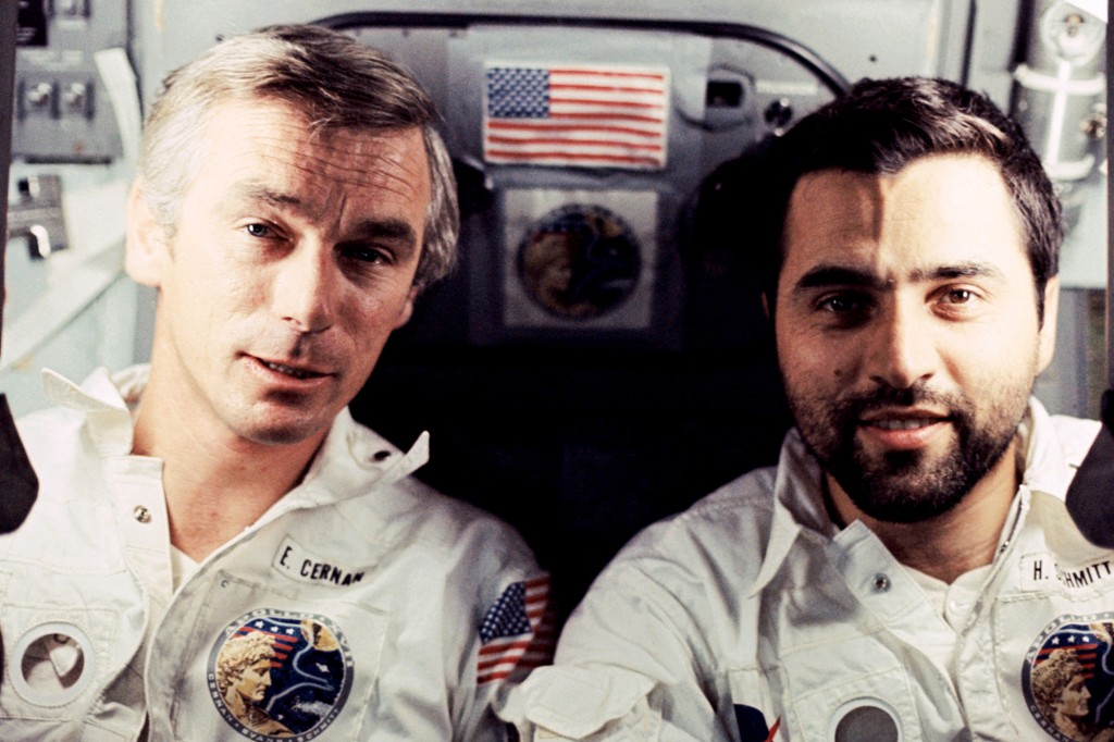 L'astronauta Eugene A.  Cernan (a sinistra) e Harrison H.  Jack Schmidt faceva parte della famosa missione Apollo 17 nel 1972.