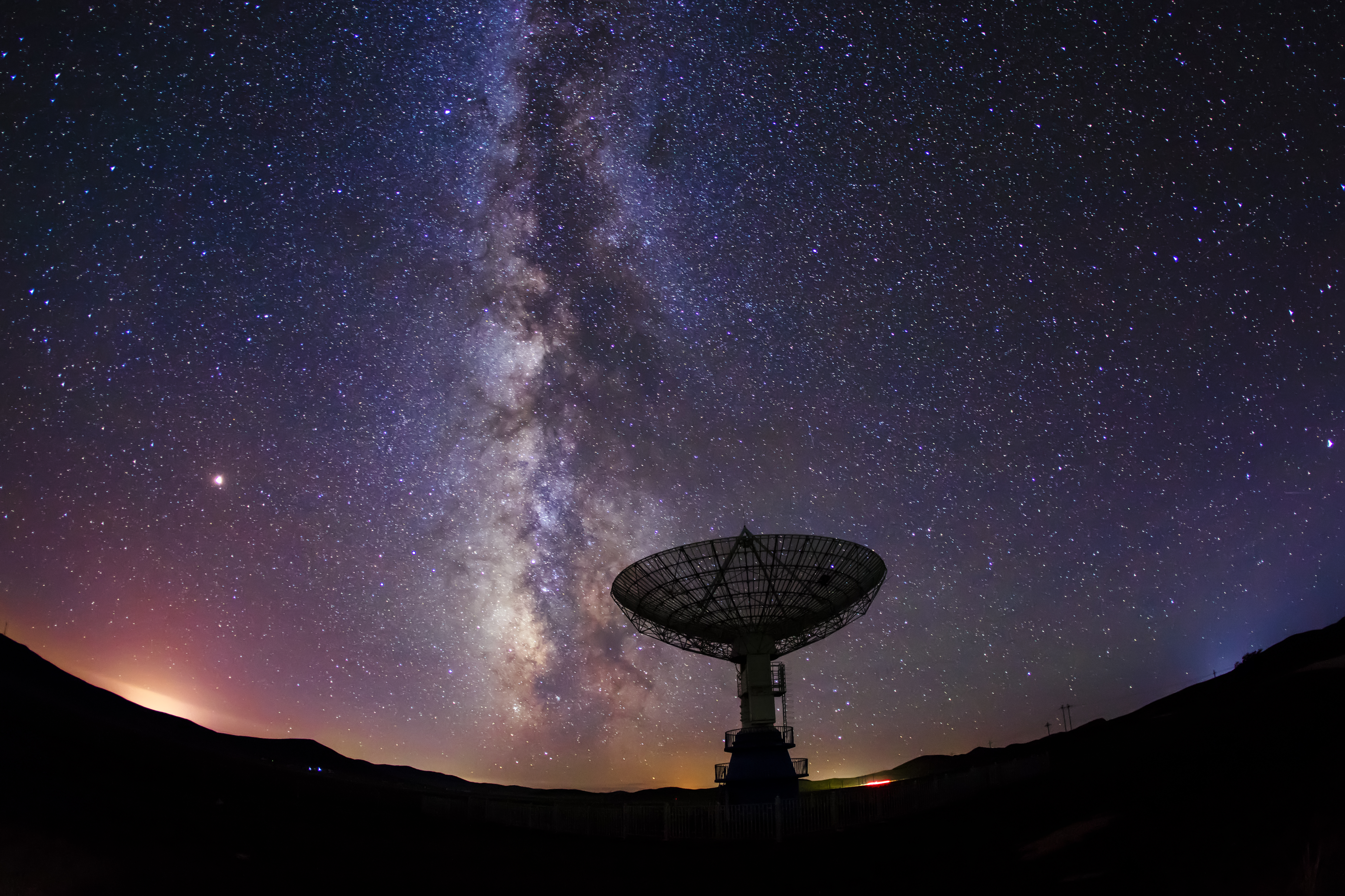 Radiotelescopi e la Via Lattea di notte