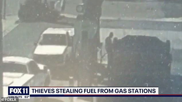 I ladri sono stati ripresi dalla telecamera mentre rubavano ciò che un manager di una stazione di servizio sosteneva fosse diverse migliaia di dollari di carburante da una stazione di servizio di Long Beach, in California.