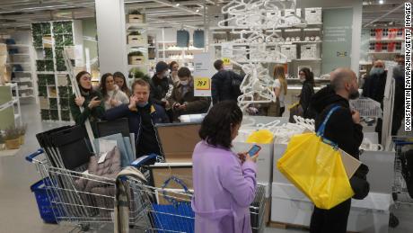 Gli acquirenti aspettano in fila per pagare i loro acquisti in un negozio IKEA il 3 marzo 2022 a Mosca.