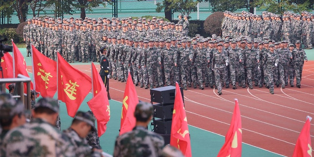Nuovi studenti prendono parte a un addestramento militare presso la Southeast University il 22 ottobre 2021 a Nanchino, provincia di Jiangsu, Cina.