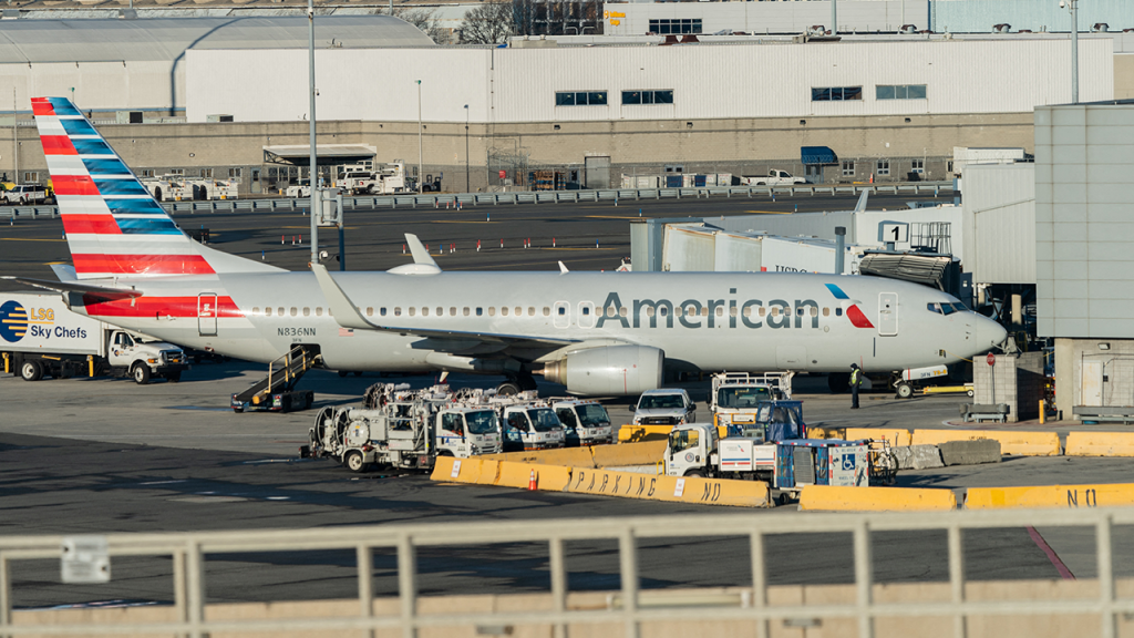 American Airlines riprenderà le vendite di bevande alcoliche su voli selezionati ad aprile