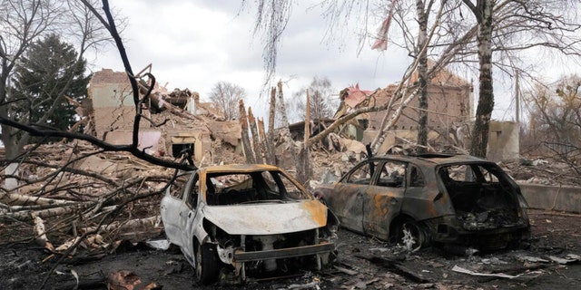 Auto distrutte dopo un attacco aereo notturno nel villaggio di Bushev, 40 chilometri a ovest di Kiev, in Ucraina, venerdì 4 marzo 2022.