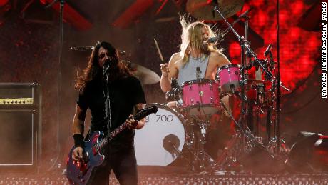 Dave Grohl e Taylor Hawkins dei Foo Fighters si esibiscono durante il terzo giorno di Lollapalooza Chile 2022 al Parque Bicentenario Cerrillos a Santiago.