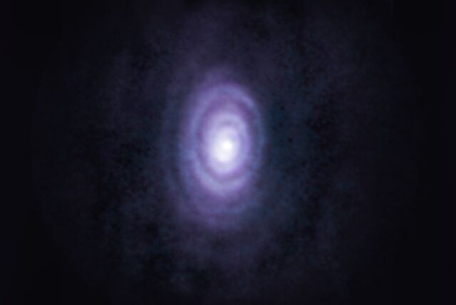 Una vista che mostra la stella ricca di carbonio V Hya nel suo capitolo finale.