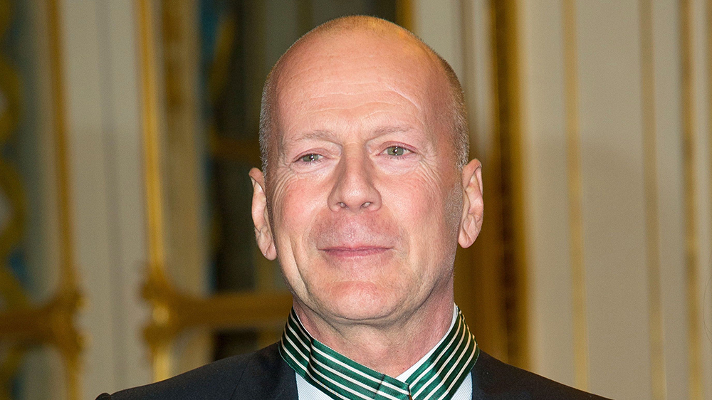 Bruce Willis si è ritirato dal lavoro dopo che gli è stata diagnosticata l'afasia,