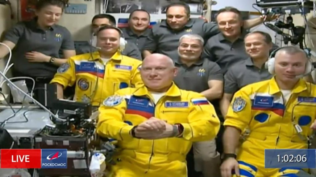 Gli astronauti russi con i colori dell'Ucraina arrivano alla Stazione Spaziale Internazionale, suscitando speculazioni