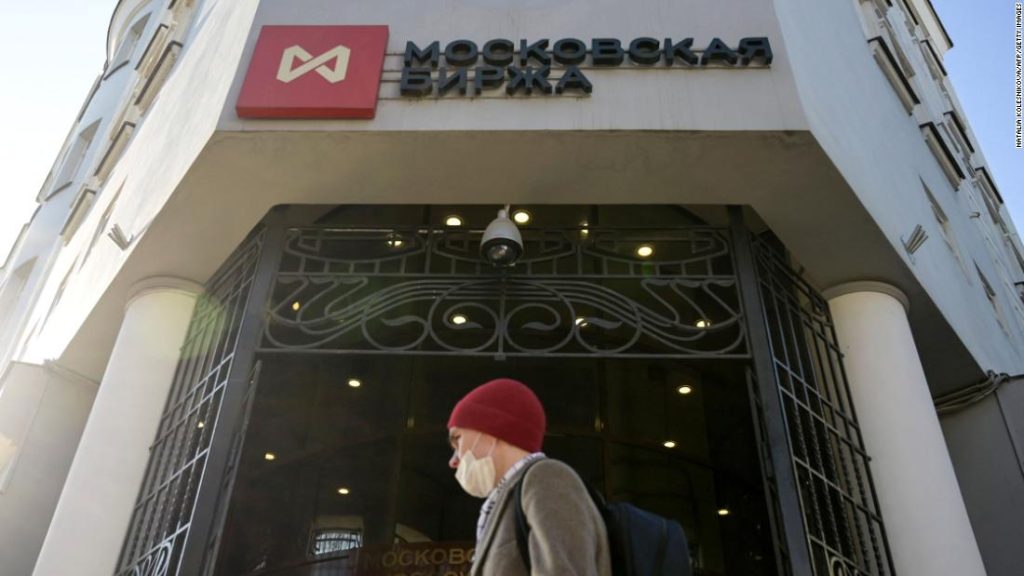 Il mercato azionario russo riapre dopo un mese di chiusura