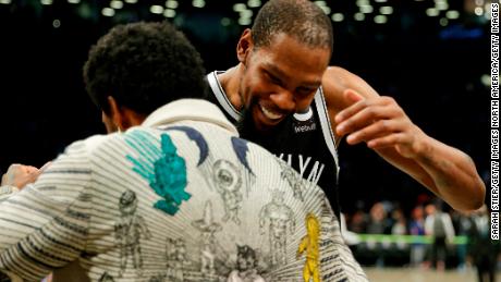 Kevin Durant e Kyrie Irving si abbracciano dopo la vittoria netta sui Knicks.