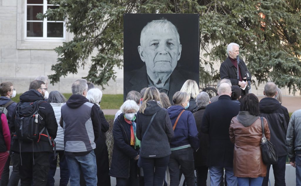 La Germania onora un sopravvissuto al campo nazista, 96 morti in Ucraina