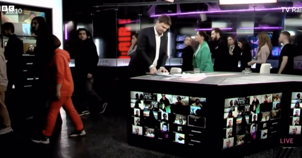 La troupe del canale di notizie russo prende il via al termine della trasmissione