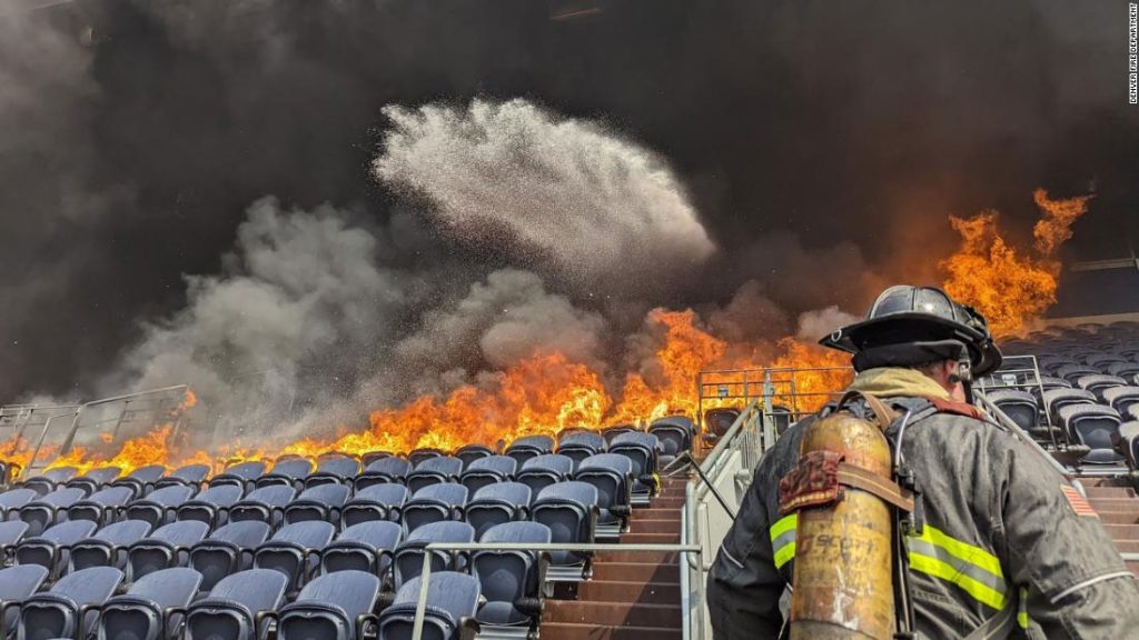 Stadio Broncos: i vigili del fuoco di Denver spengono un grande incendio
