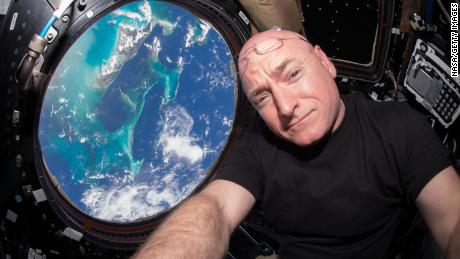 L'ex astronauta rinuncia alla guerra su Twitter con il capo dell'Agenzia spaziale russa 