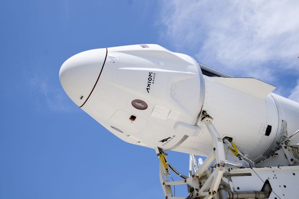 SpaceX fa rotolare un razzo Falcon 9 e una capsula Dragon sulla piattaforma di lancio dell'astronauta Ax-1 (foto)