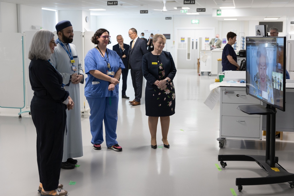 Il personale del SSN ascolta la regina Elisabetta durante la videochiamata per commemorare l'apertura dell'unità Queen Elizabeth in ospedale.