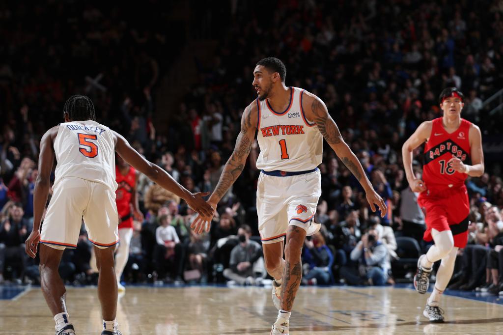 Obi Tobin ed Emmanuel Quickli Tharpa nella vittoria dei Knicks sui Raptors