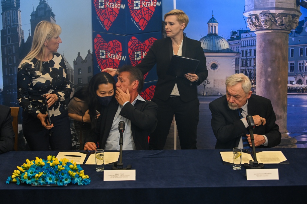 Sean Penn e il sindaco di Cracovia Jacek Majchrowski firmano un contratto umanitario per aiutare i rifugiati ucraini in Polonia.