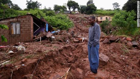 Martedì, il traghetto Jhumpa di Durban ha esaminato i terreni in cui si trovava la sua casa prima che una pioggia torrenziale la distruggesse.