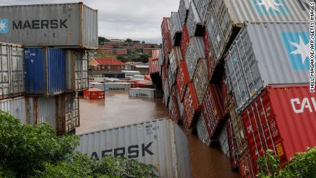 I container sono caduti sotto la pioggia battente e il vento a Durban.