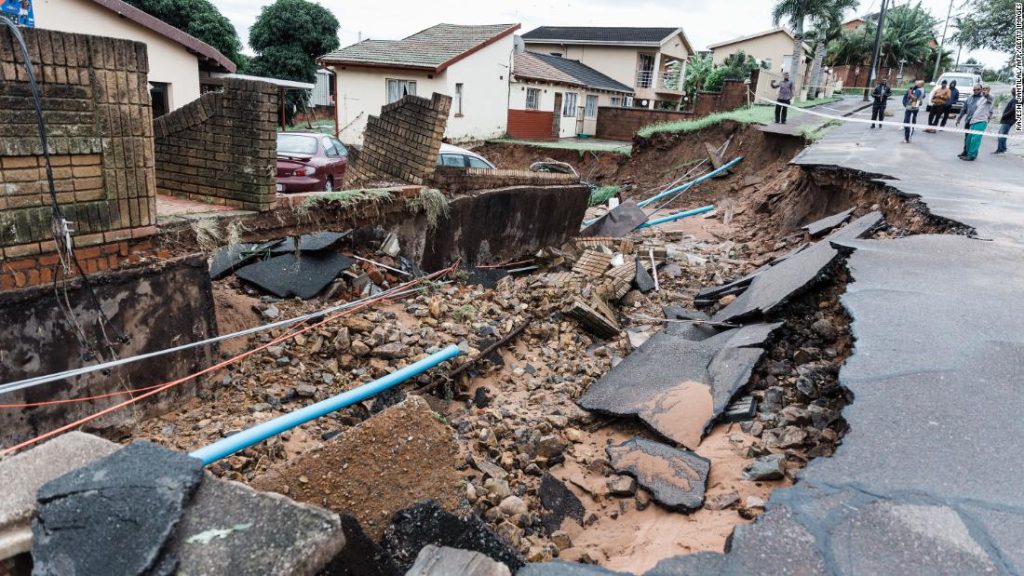 Le inondazioni sudafricane hanno ucciso 259 persone e distrutto strade