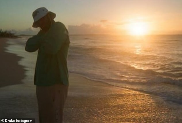 Paradise: In una delle foto, il giovane Djerassi sulla spiaggia è in piedi davanti alla spiaggia mentre il sole tramonta dietro di lui.