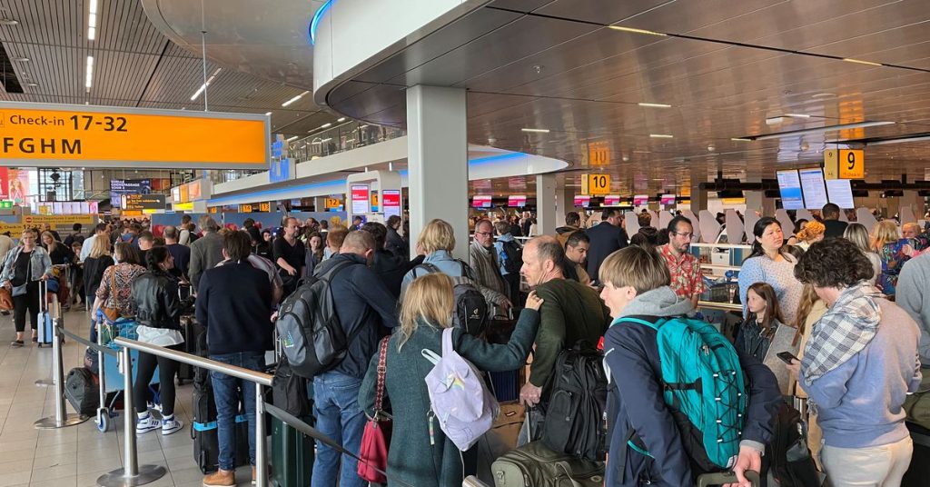 Lo sciopero provoca il caos all'aeroporto di Amsterdam all'inizio delle vacanze