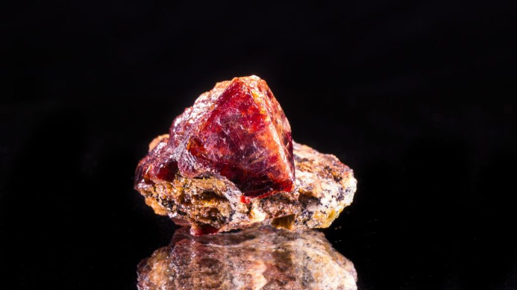 Antichi cristalli contengono indizi sul motivo per cui la crosta terrestre si è rotta come la crema catalana 3,8 miliardi di anni fa