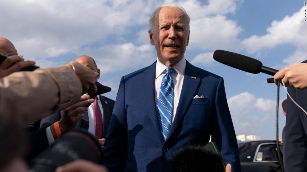 Biden dice che sta prendendo una decisione sull'invio di un alto funzionario amministrativo in Ucraina