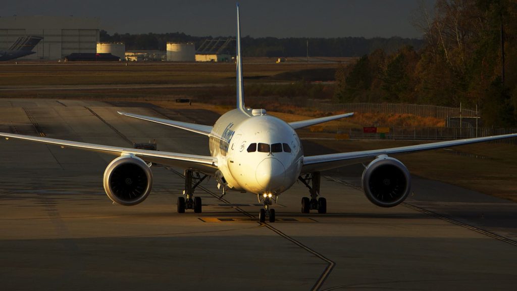 Boeing ha saltato le stime poiché lotta con i ritardi nei programmi commerciali e di difesa