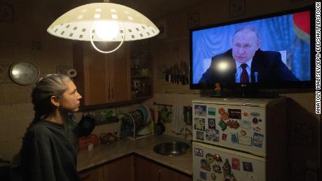 Russi all'oscuro del reale stato di guerra in mezzo alla copertura mediatica orwelliana del paese