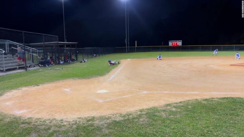 Decine di colpi sono stati sparati vicino a un campo da baseball giovanile durante una partita a North Charleston, nella Carolina del Sud