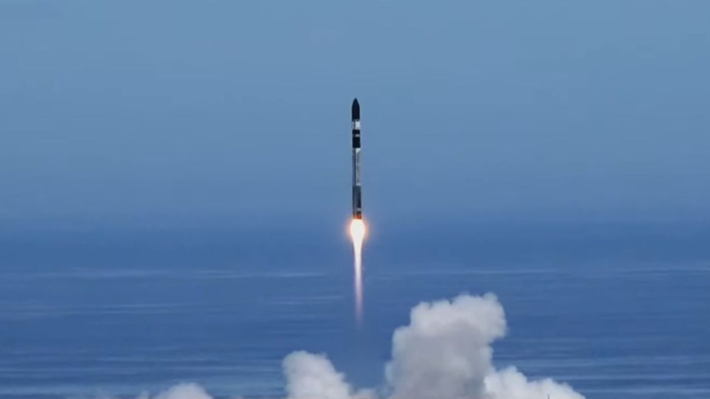 Guarda Rocket Lab lanciare due satelliti BlackSky online oggi
