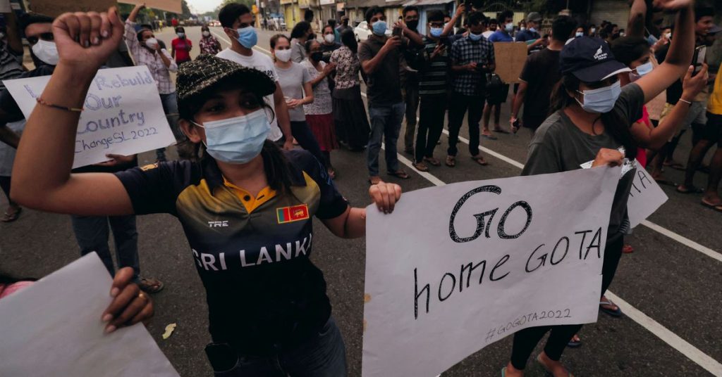 I manifestanti dello Sri Lanka sfidano il coprifuoco, la polizia spara gas lacrimogeni contro gli studenti