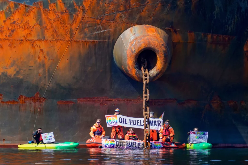 I manifestanti di Greenpeace Ucraina legano un kayak a una petroliera russa