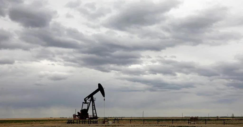 Il petrolio scende del 4%, sotto i 100 dollari a causa della chiusura della Cina, piano di rilascio delle riserve